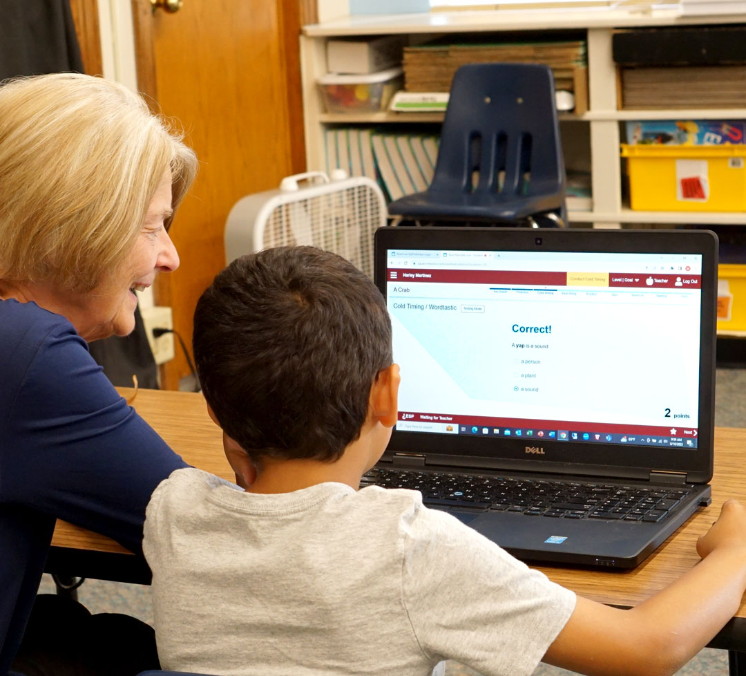 Teacher assisting a student in Read Live.